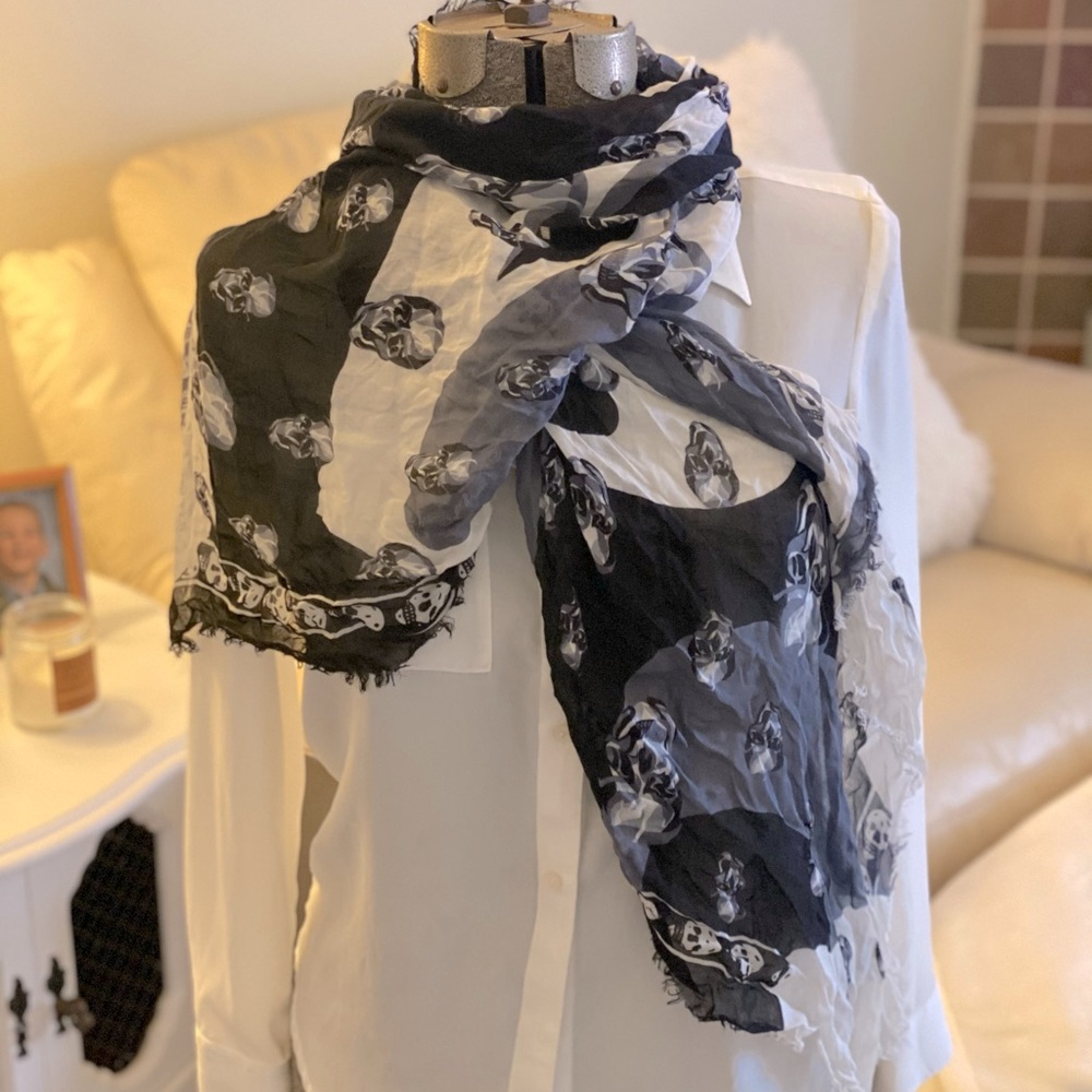 100% Authentic Alexander MQueen scull scarf